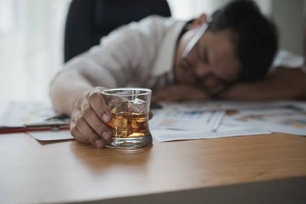 滴酒不沾卻「酒醉整日」！德州男子罹患罕見疾病「多年遭人懷疑酗酒」