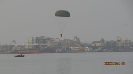 影/提升特戰部隊特種地形跳傘能力　今、明在大鵬灣執行海上跳傘訓練