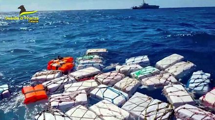 影/不明包裹海上漂...撈起一看「全是古柯鹼」　市值133億元！義大利史上最大毒品走私案