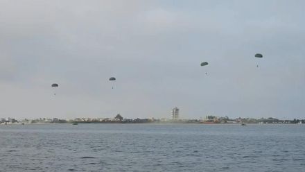 影/連2天海上跳傘訓練成功　航特部：展現勤訓精練成果