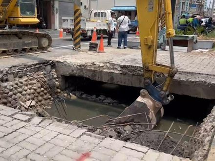 影/台南新化驚見「4米天坑」！排水溝加蓋30年突坍塌　現場封閉搶修中