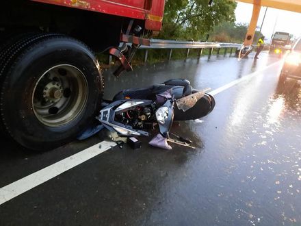 疑視線不佳！苗栗大雨驚傳女騎士自撞大貨車身亡