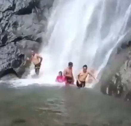 影/天降橫禍！男子與4友在瀑布開心玩樂　下秒突遭上方土石「直接爆頭」身亡