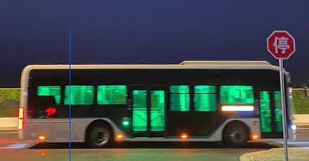 影/「鬼公車」來了！上海公車深夜冒綠光　嚇壞一票網友：在拍恐怖片？