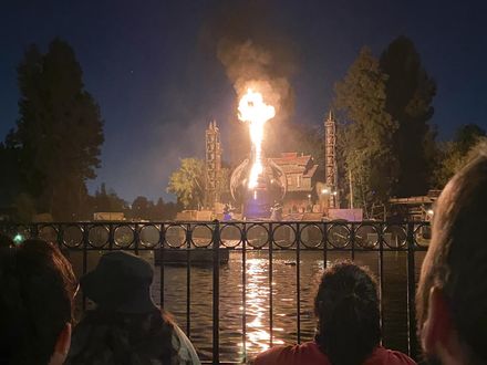 影/加州迪士尼驚傳起火意外　13公尺巨龍遭火焰吞噬嚇壞遊客
