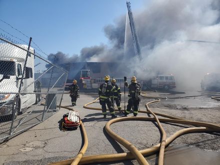 影/美國費城倉庫大火大量黑煙直衝天際　出動140名消防員灌救