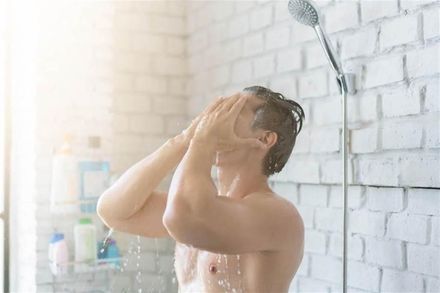 哭笑不得！洗澡「2小時不出來」　人妻看到丈夫享受淋浴快感