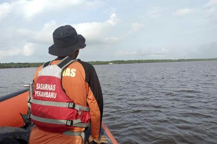 印尼渡輪「嚴重超載」放80人上船　啟航30分鐘翻覆釀11死1失蹤