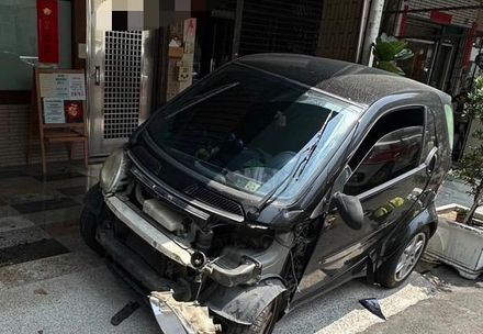 影/油門當煞車踩！高雄女駕駛緊張撞7機車外加1民宅　4人送醫