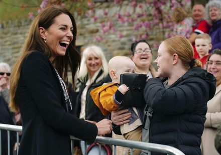 包包遭搶！凱特王妃出席活動遇小小搶匪　可愛互動笑翻全場