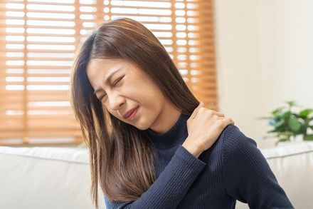 年前大掃除小心「肩頸痠痛」！醫授「3動作」釋放壓力減輕疼痛