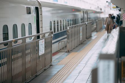 日本新幹線擦撞意外！名古屋站務員跌倒遭夾臉爆血　列車停駛40分鐘