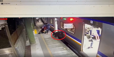 影/驚！旅客搬娃娃車突重心不穩摔落月台車廂縫隙　幸好火車還未開動