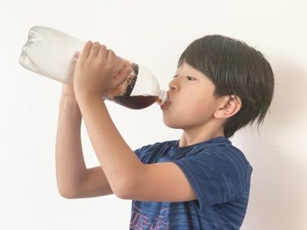酷暑「飲料」喝不停！　醫警告：恐影響孩童腦部運作
