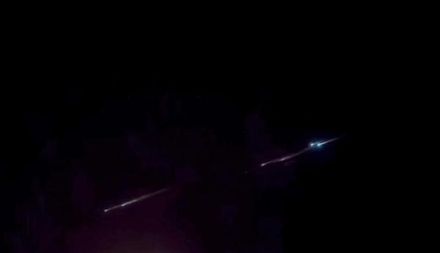 影/就是那道光！「UFO列隊飛過」　哈爾濱夜空現不明發光體…專家回應來了