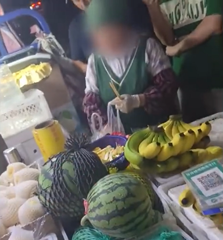 影/水果攤商耍小聰明「5斤西瓜剩2.9斤」　男大生回頭理論遭嗆「市場都這樣」