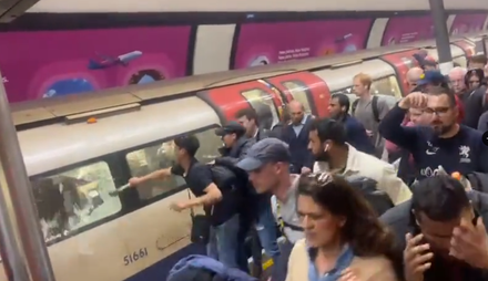 影/倫敦地鐵車廂冒火　乘客驚慌徒手扳車門、敲碎車窗逃生
