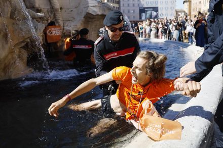 環保團體抗議再出招　染黑羅馬噴泉稱「就像人類的未來」