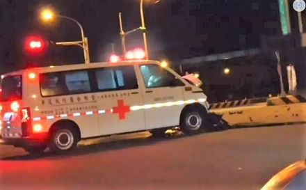 影/接病患前先被救！救護車鳴笛通過紅燈路口　慘被小貨車撞上4人送醫
