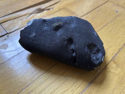美紐澤西州民宅遭不明金屬物擊中　疑為水瓶座流星雨隕石