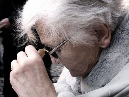70歲老翁白內障術後1年視力僅0.05！成功移植角膜不再霧裡看花