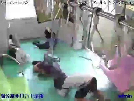 快訊/中捷公布車廂影像！乘客驚恐28秒　瞬間撞擊車門爆裂