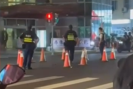 快訊/10多聲槍響震撼屏東市！歹徒衝撞圍捕員警　開車持續逃逸中