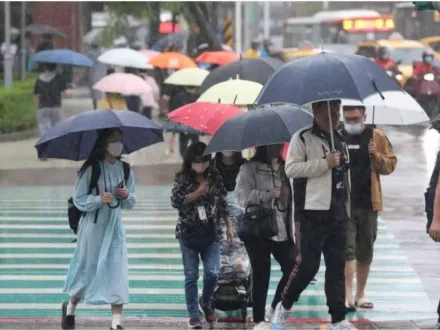 快訊/午後「雨彈狂炸」！中南部7縣市發布大雨特報　慎防雷擊強陣風