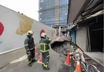 快訊/天龍國信義區也有天坑！疑因地基被掏空塌陷　六張犁「一大洞」生吞機車、腳踏車