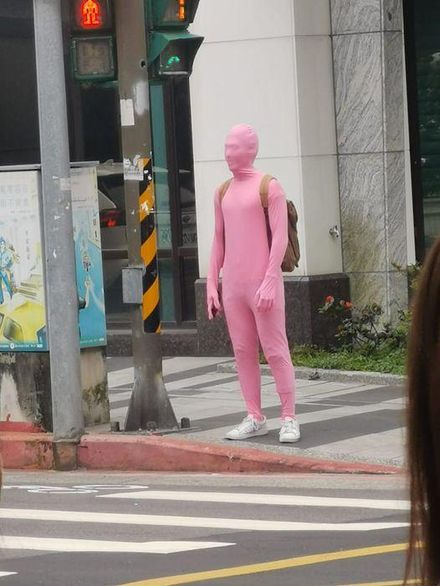 恥度爆表！路上驚見Pink Guy　網虧「把臉遮住就不尷尬了」