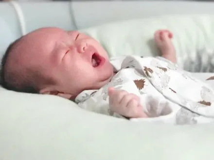 寶寶「急性腸套疊」哭鬧嘔吐　小兒醫：嚴重恐腸穿孔、危及性命