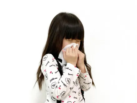 7歲女童染黴漿菌「狂咳又高燒」　醫X光一照驚呆「肺部白掉」！