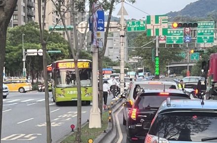 快訊/北市信義路公車擦撞機車　機車女乘客被後方公車捲入受傷送醫