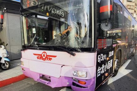 影/公車搶快撞飛停黃燈機車騎士　3乘客撲倒濺血