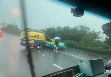 快訊/特斯拉自撞護欄…又遭「小小兵露營車」撞壞車頭　車主竟是網紅