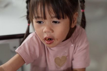 小孩「含飯不吞」是「1發展有問題」！久會影響口語表達能力