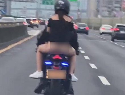 快速道洩春光！重機小丁女孩「蜜桃出走」　後車瘋狂了：她都沒感覺嗎