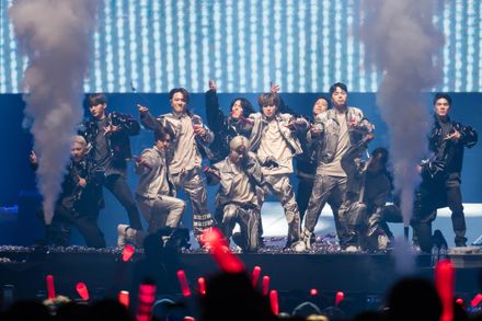 iKON台北小巨蛋遇舞台事故　〈LOVE SCENARIO〉唱到一半音響當機...6人1反應成功化解