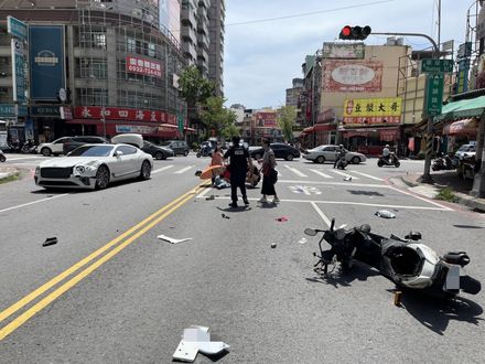 快訊/高雄男大生騎車跟公車後方！左轉撞賓利　當場噴飛、送醫搶救中