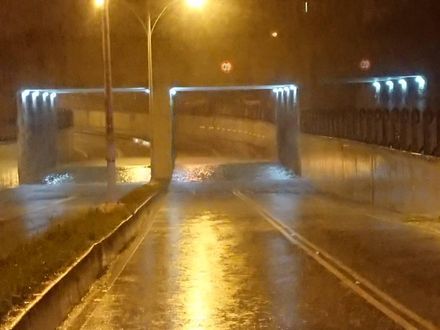深夜豪雨！新竹湖口地下道淹水畫面曝　雙向交通封閉
