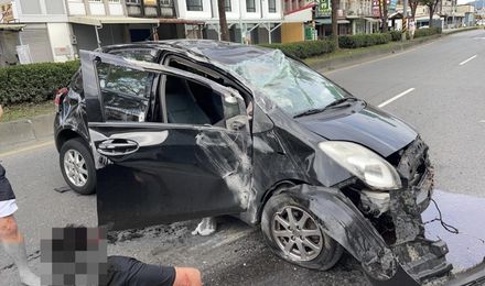 影/通緝男駕車違規拒檢逃逸　加速狂飆翻車狼狽就逮