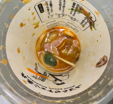 影/日本「丸龜製麵」品管大出包！顧客碗底見綠色不明物體　竟是「活青蛙」在游泳
