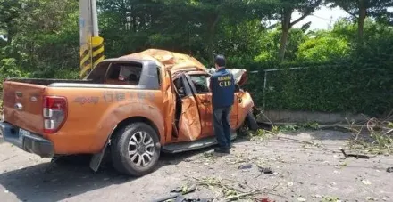 影/國3水上段皮卡衝破護欄墜地、全身變形　平面白車也被撞