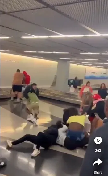 影/芝加哥機場旅客打群架　10幾人扭打成一團場面混亂