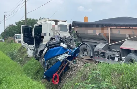 影/整輛車變鐵餅片！屏東砂石車路口驚悚輾壓　貨車駕駛神奇般僅擦挫傷