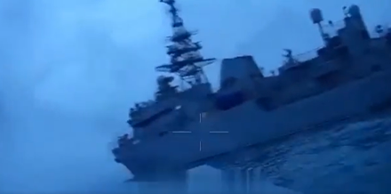 影/俄國防部聲稱偵查船遭襲「已成功攔截」　烏軍公開無人機撞擊畫面狠打臉