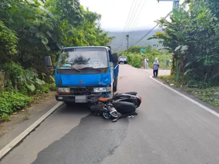 79歲老翁駕駛貨車巷口急左轉　騎士遭撞噴飛腦死身亡