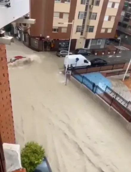 影/暴雨取代乾旱！西班牙各地洪災肆虐　汽車行駛中直接被沖走