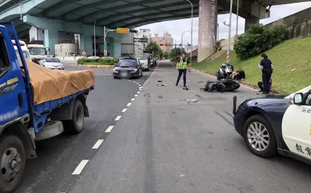 快訊/新莊貨車疑違規左轉撞機車　騎士噴飛送醫不治