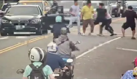 快訊/鬥毆片！北市賓士被BMW跟蹤叫支援　5人街頭大亂鬥全被逮